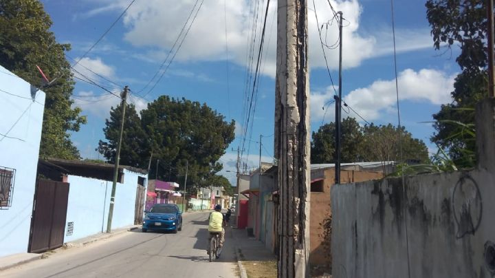 Pobladores de sabancuy piden a la CFE cambiar postes de luz en malas condiciones
