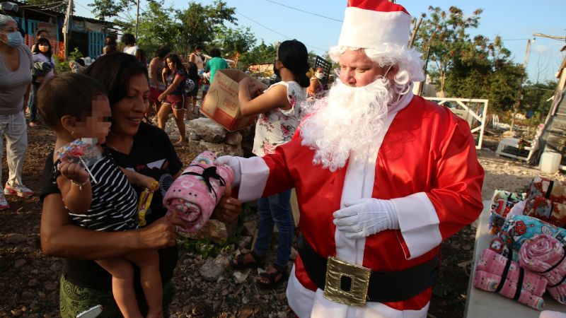 Santa Claus entrega cobijas a familias del Sur de Mérida para tener una cálida Navidad