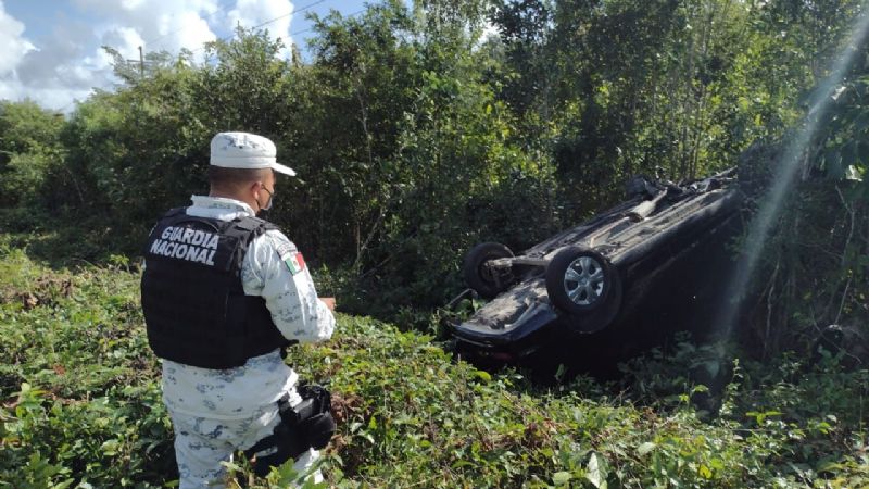 Vuelca automóvil tras chocar contra una roca en carretera a Felipe Carrillo Puerto