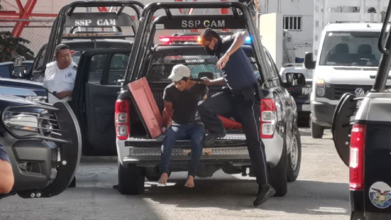 Policías de Ciudad del Carmen detienen a joven por robar una puerta metálica