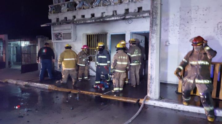 Cortocircuito en un cuarto provoca incendio en una casa en Ciudad del Carmen