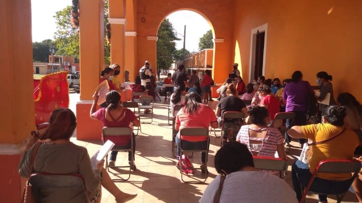 Beca Benito Juárez en Chocholá: Beneficiarios hacen largas filas para cobrar el apoyo
