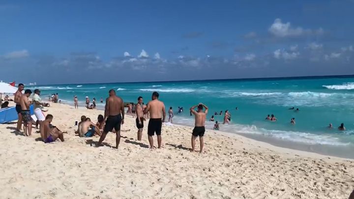 Cerca de 800 turistas disfrutan de las playas de Cancún previo a la navidad