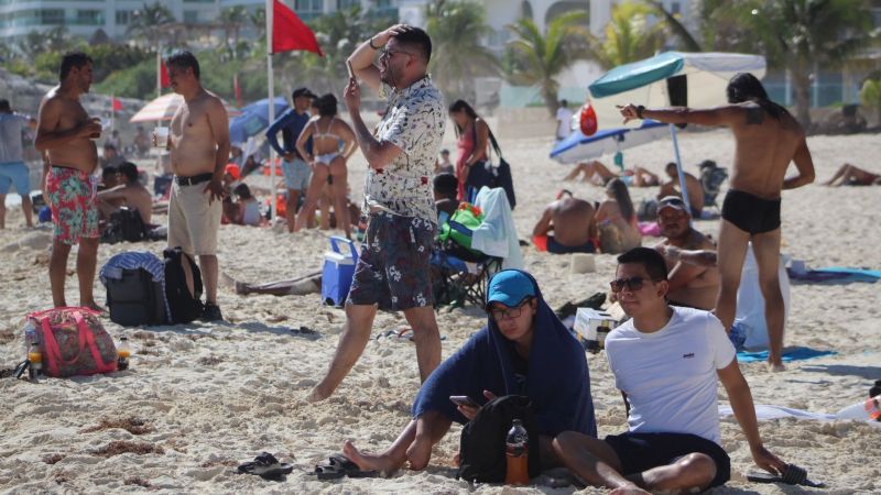 Cancún: Bañistas saturan Playa Delfines este fin de semana; EN VIVO