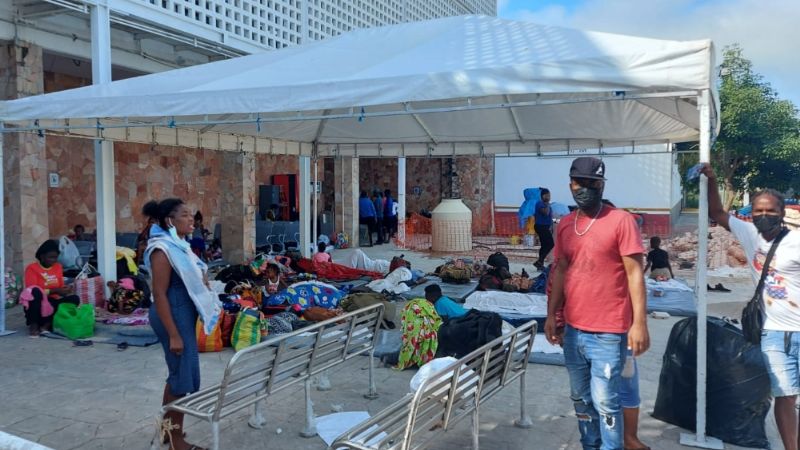 Migrantes haitianos montan campamento afuera del Instituto Nacional de Migración en Chetumal