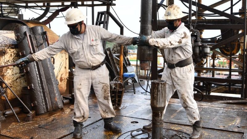 Sindicato de Pemex deja sin contrato a petroleros, denuncian
