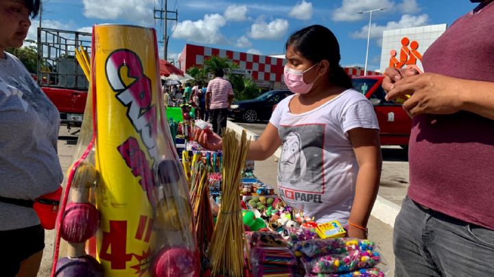 Ambulantes venden artículos de pirotecnia hasta en tres mil pesos en Cancún