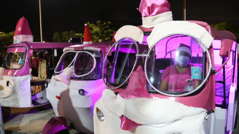 Mujeres mototaxistas de Umán reparten juguetes en festival navideño
