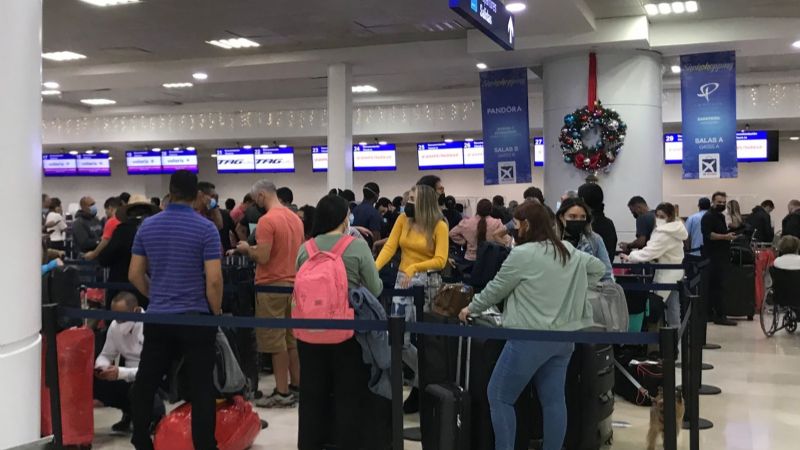 Más de mil viajeros esperan sus vuelos en el aeropuerto de Cancún: VIDEO