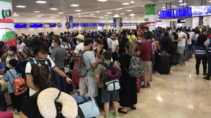 Más de dos mil viajeros 'abarrotan' las terminales del aeropuerto de Cancún: VIDEO