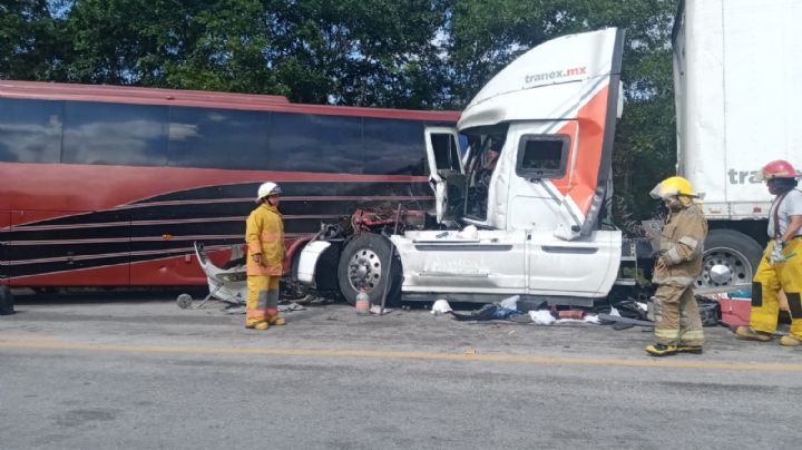 Aparatoso choque entre tráiler y un autobús en Chetumal deja dos lesionados