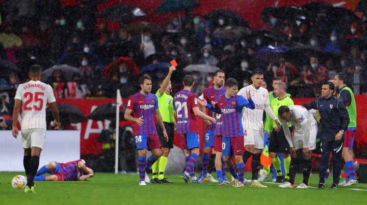 Jugador agrede a estrella del Barcelona y es expulsado: VDEO