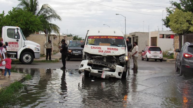 Camión de reparto impacta a combi en Ciudad Caucel; hay 12 lesionados