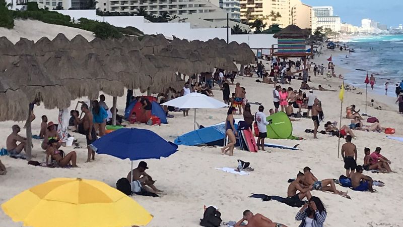 Más de mil personas abarrotan Playa Delfines en Cancún previo a la Navidad: EN VIVO