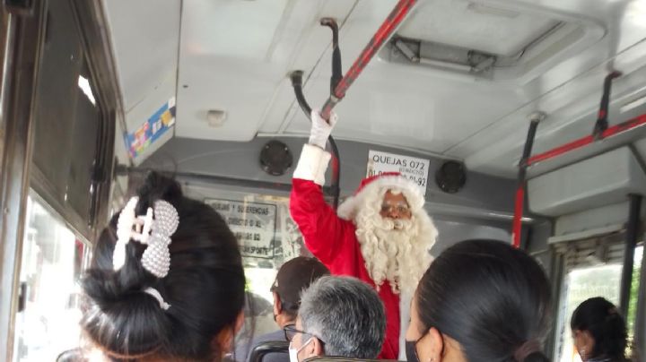 Disfrazadas de Santa Claus, mujeres piden apoyo para abuelitos en situación de calle en Kanasín