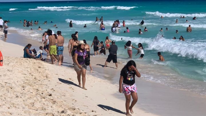 Previo a Nochebuena, bañistas ignoran medidas anticovid en las Playas de Cancún: VIDEO