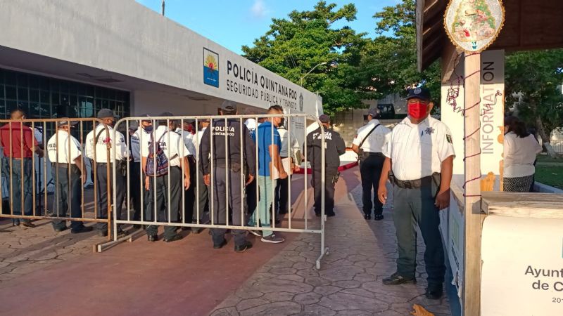 Director de la policía de Cozumel niega acceso a medios de comunicación durante evento público
