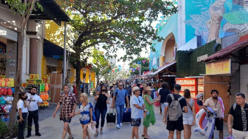 Turistas pasean en la Quinta Avenida de Playa del Carmen, pese al COVID-19