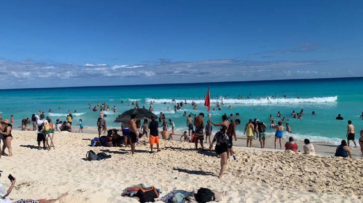 Más de mil personas disfrutan de la Navidad en Playa Delfines pese al COVID-19: En vivo