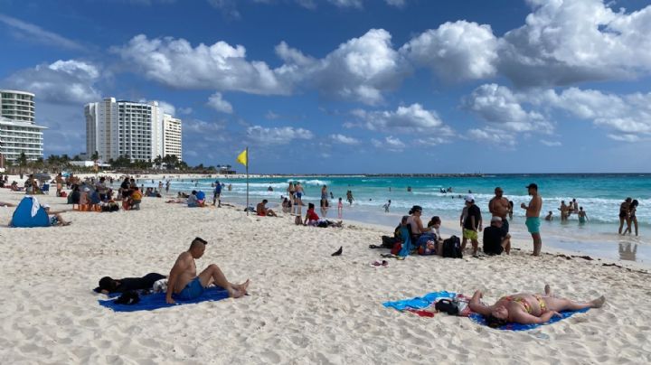 Bañistas disfrutan del último domingo del año en las playas de Cancún : EN VIVO