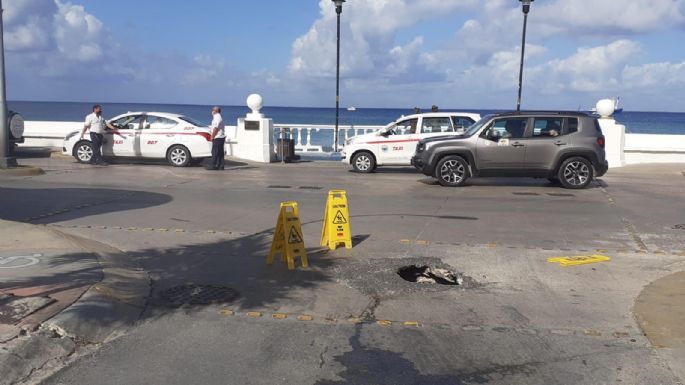 Aparece socavón en pleno Malecón de Cozumel y a la vista de turistas