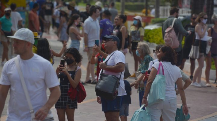 Ni ómicron los detiene; 500 turistas acuden a Playa Delfines de Cancún: VIDEO