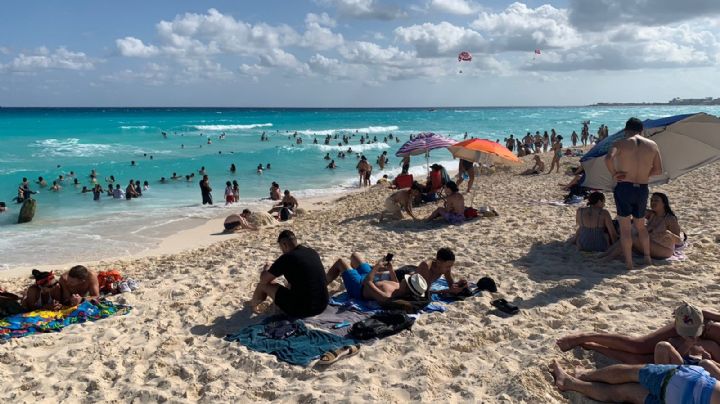 Cerca de mil turistas disfrutan de Playa Delfines en Cancún previo al Año Nuevo: EN VIVO