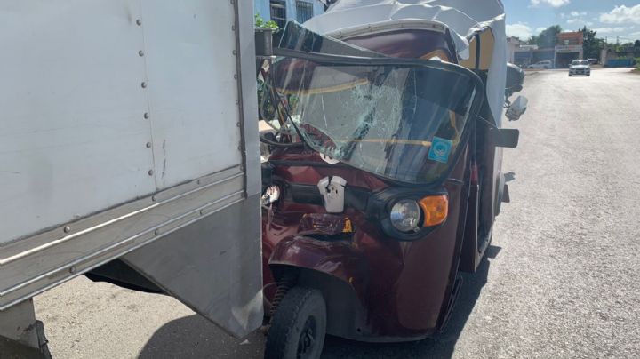 Mototaxi se estrella contra camión de carga en Cancún; hay un lesionado
