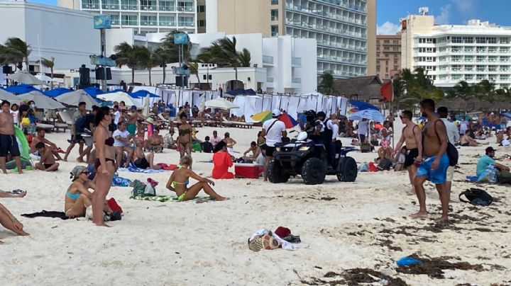 Pese al fuerte oleaje, turistas abarrotan Playa Fórum de Cancún: VIDEO