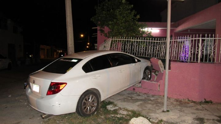 Conductor se estampa y tira la barda de una casa en la calle 73 de Mérida