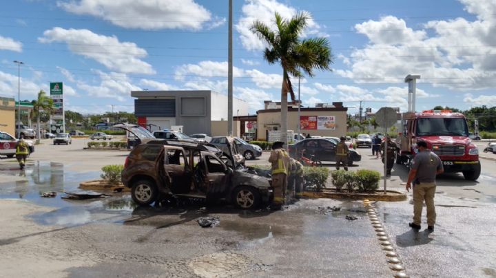 Se incendia automóvil en la Plaza Héroes de la Av. Chac Mool de Cancún