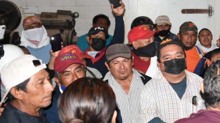 Trabajadores reinstalados del Ayuntamiento se manifiestan en José María Morelos