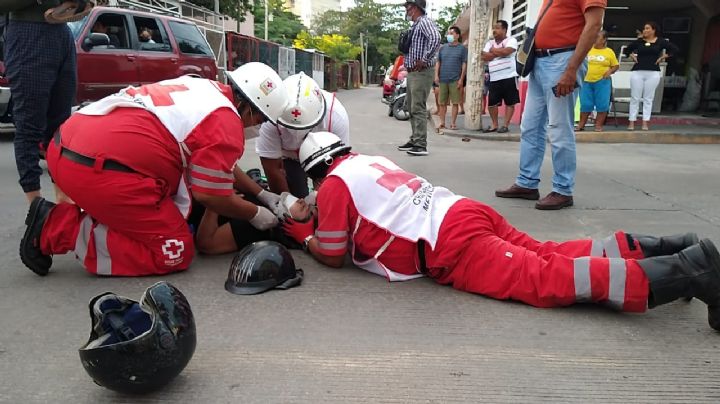 Taxi y motocicleta chocan en Ciudad del Carmen; dejan una mujer herida
