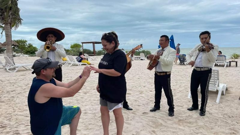 Turista le propone matrimonio a su pareja en Progreso, Yucatán