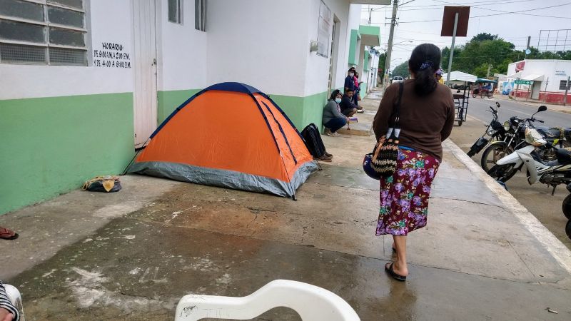 Ciudadanos acampan afuera del módulo del INE en Peto por una ficha