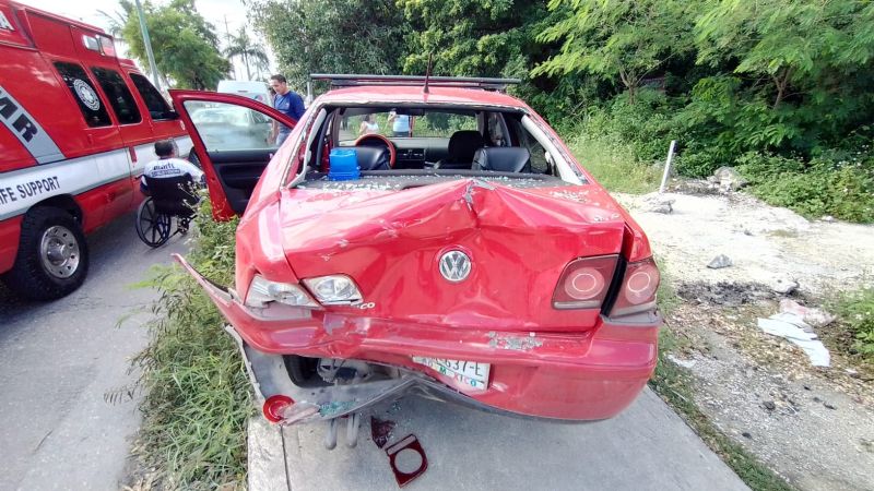 Van de mensajería choca contra automóvil en la Av. Andrés Quintana Roo de Cancún