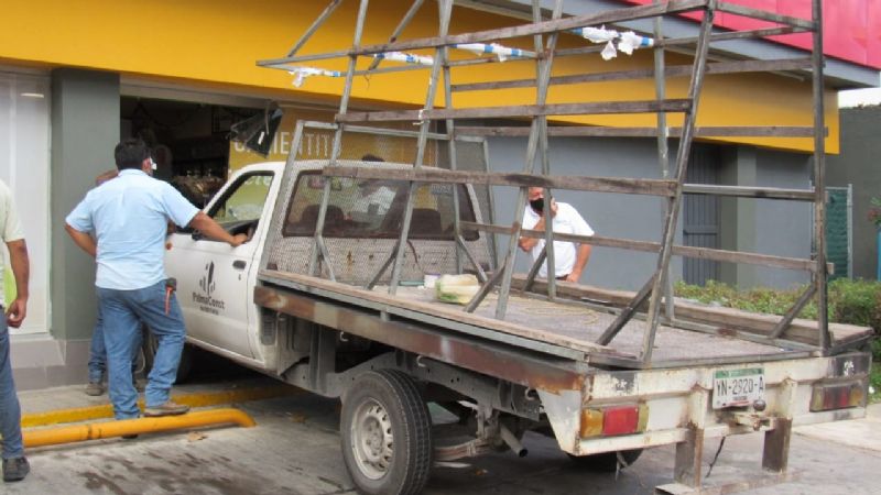 Chofer confunde los pedales y choca contra un Oxxo en Mérida