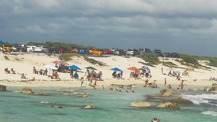 Bañistas saturan las playas de Cozumel a un día de Año Nuevo