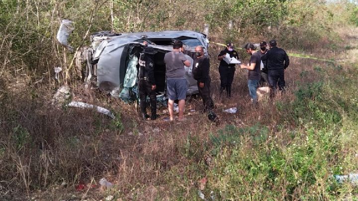 Conductor se sale del camino y termina volcado en la carretera Mérida - Tizimín