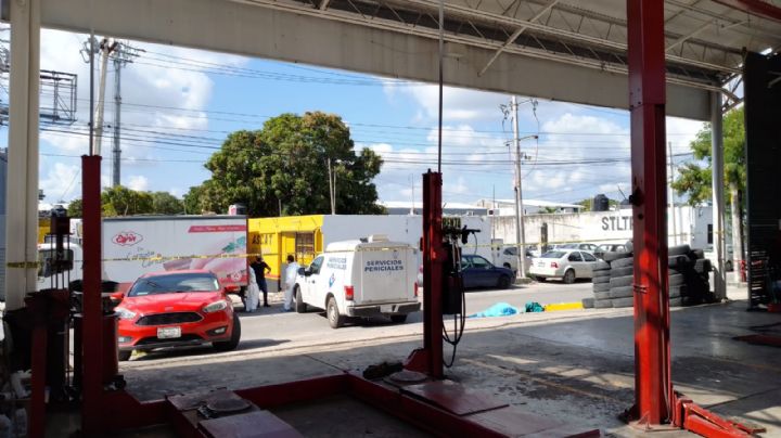 Hombre se desploma y muere afuera de una llantera en la Región 93 de Cancún