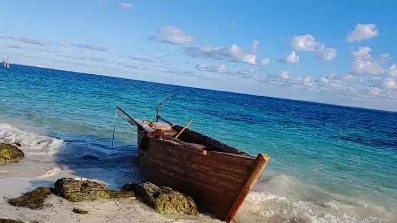 Hallan bote abandonado en Playa Tortugas de Cancún; buscan a sus tripulantes