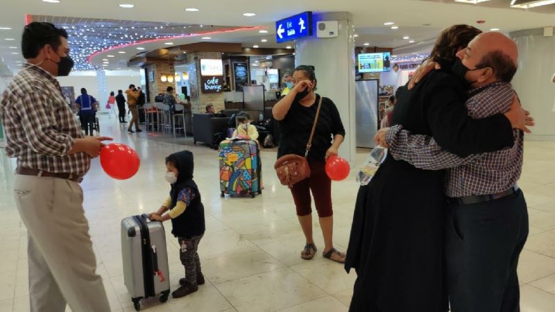 Abuelita recibe emotiva bienvenida de su nieta en el aeropuerto de Mérida