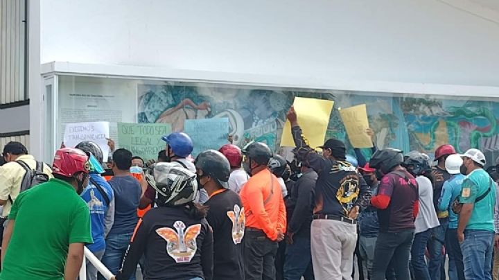 Motorepartidores se manifiestan frente al Congreso del Estado en Chetumal