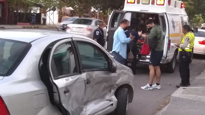 Camioneta golpea a otro automóvil en Mérida; una mujer resulta lesionada