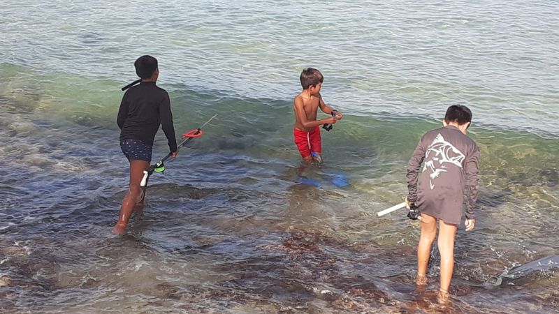 Captan a niños que jugaban con arpones sin autorización de sus padres en Cozumel: VIDEO