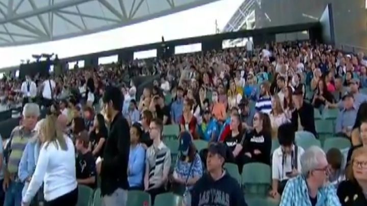Gente en Australia disfruta del Tenis desde la tribuna