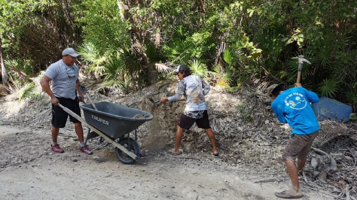 Pobladores de Punta Allen reparan camino de acceso por falta de apoyo municipal