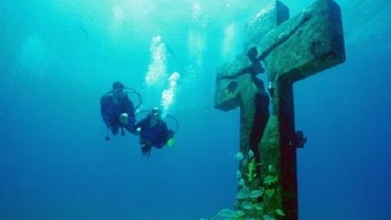 Cruz de la Bahía en Isla Mujeres, monumento oculto en el fondo del mar