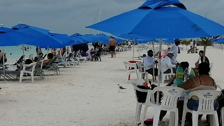 Turistas llegan a las playas de Isla Mujeres para disfrutar del Día de San Valentín