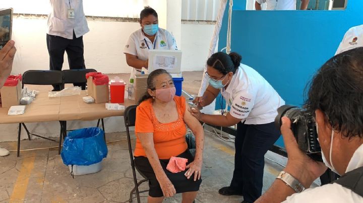 Lilia Uicab May, la primera abuelita en vacunarse contra el COVID-19 en Bacalar